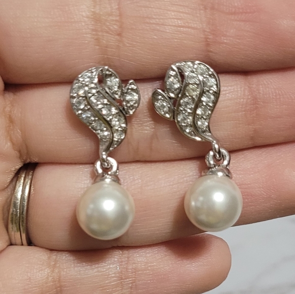 Beautiful earrings and a smile will help you sparkle and shine like nothing else - Picture 4 of 4